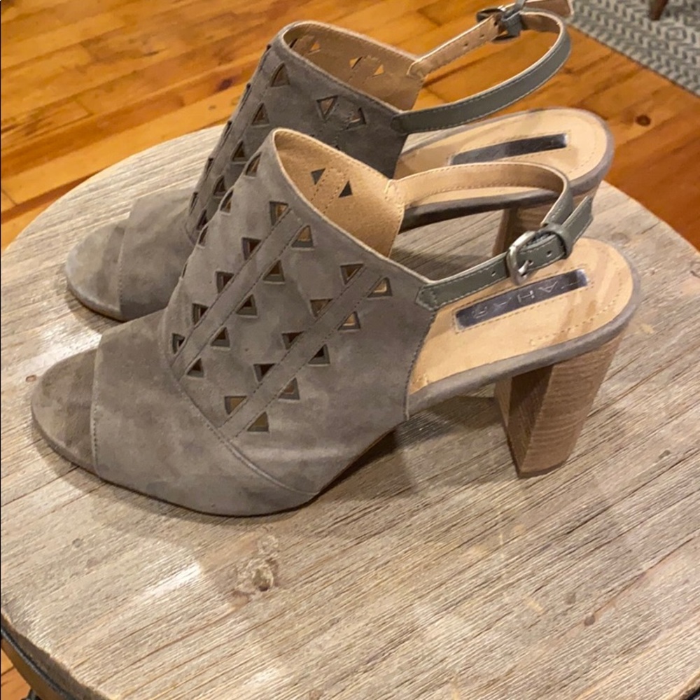 - Tahari Sling Back Tan Leather Open Toe  4” Heal Size 9.5